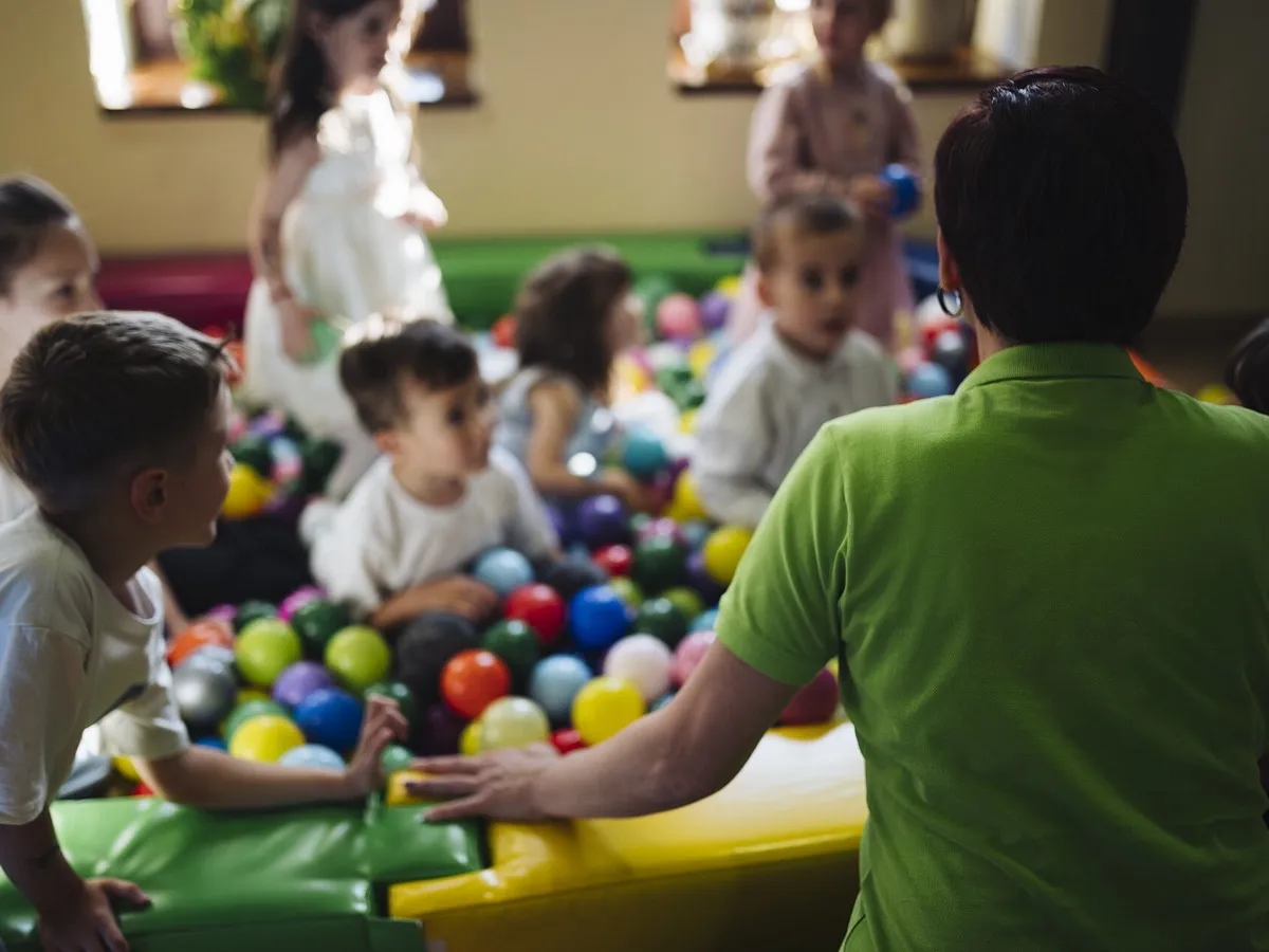 Fotobox mit Zwillingen und Babys auf dem Arm: Sicherheit und Bildausschnitt