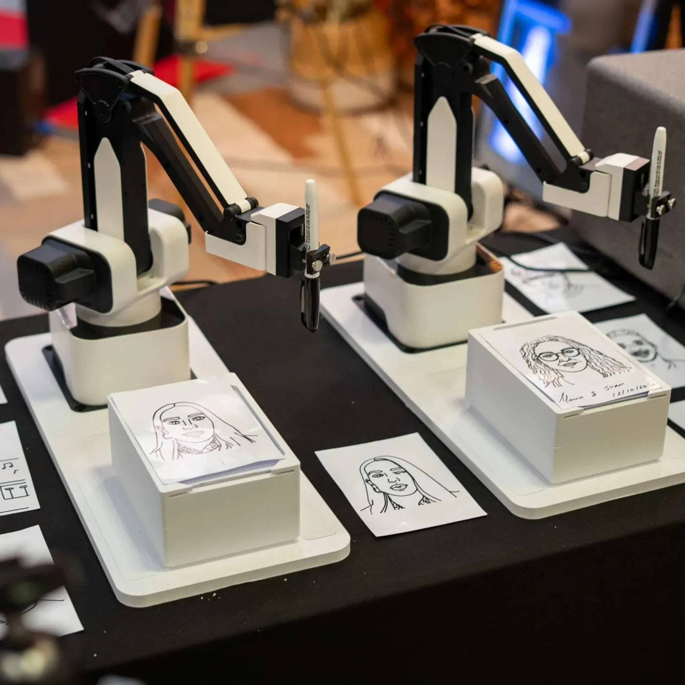 Caricabot dibujando caricaturas con inteligencia artificial en una feria con público