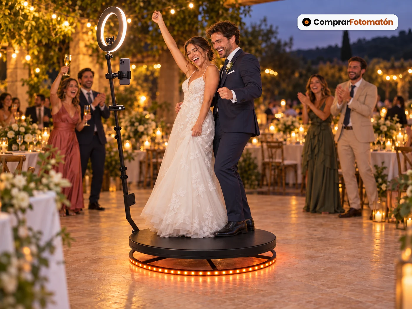 Novios grabando un vídeo 360 en cámara lenta sobre la Plataforma Giratoria 360 en el banquete de una boda, con los invitados aplaudiendo