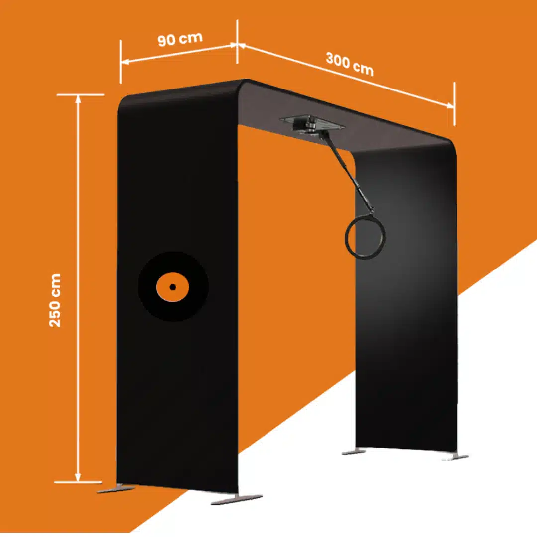 Medidas del Fotomatón Aéreo 360: 300 cm de ancho, 250 cm de alto y 90 cm de fondo, con brazo motorizado y aro de luz colgando del techo